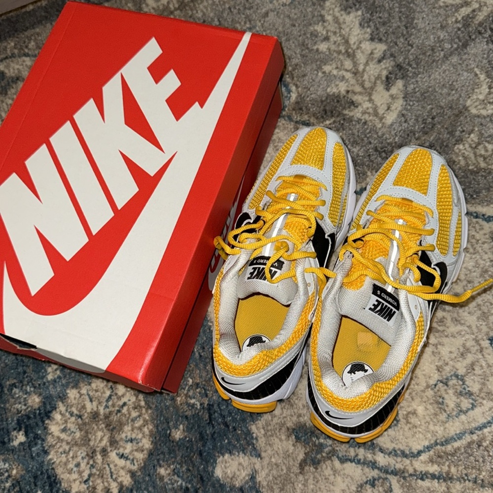 Air Zoom Vomero 5 “University Gold” - Picture 2 of 7
